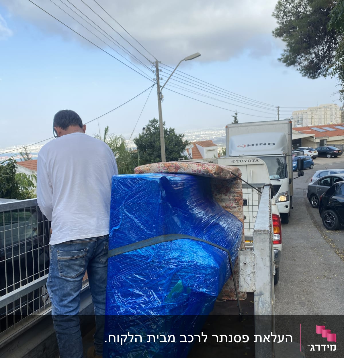 העלאת פסנתר לרכב מבית הלקוח. 